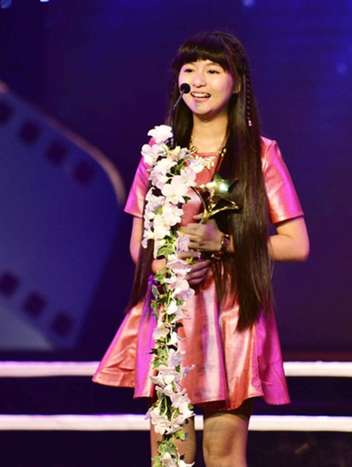 Yêu thích đóng phim, cô bạn nữ sinh cấp 3 Phương Quỳnh đang sinh sống tại TP HCM đã xuất hiện trong khoảng 30 bộ phim, trải qua nhiều vai diễn từ lớn đến nhỏ và để lại không ít ấn tượng. Những bộ phim Phương Quỳnh từng góp mặt có thể kể đến như Ánh sáng thiên đường, Tam nam vẫn phú, Ầu ơ ví dầu...