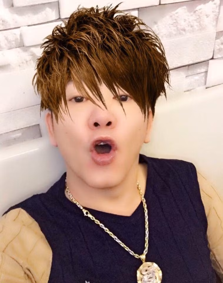 Về một số ý kiến trái chiều về clip cô bán bánh mỳ bá đạo, cho rằng clip nói về hành động trêu chọc, quấy rầy người lao động cực khổ, anh Ngọc Hà khẳng định clip và các tình huống trong của anh hầu hết đều mang lại sự vui vẻ là chính, không hề làm hại ai, việc có một số ý kiến trái chiều, chỉ trích chỉ là do một vài người cố ý nâng quan điểm.