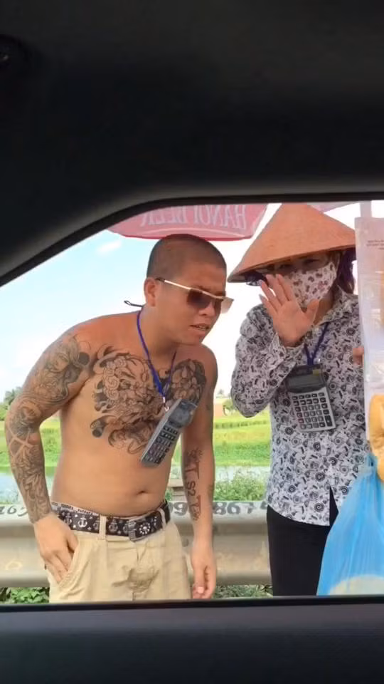 Clip cô bán bánh mỳ bá đạo đến nay đã ra đến phần thứ 5 và dân mạng Việt cũng đã chắc chắn được rằng loạt clip này là một sản phẩm dàn dựng, sắp đặt. Vì vậy, những người đứng đằng sau, lên kịch bản tình huống và thực hiện các clip này cũng đang rất được quan tâm.