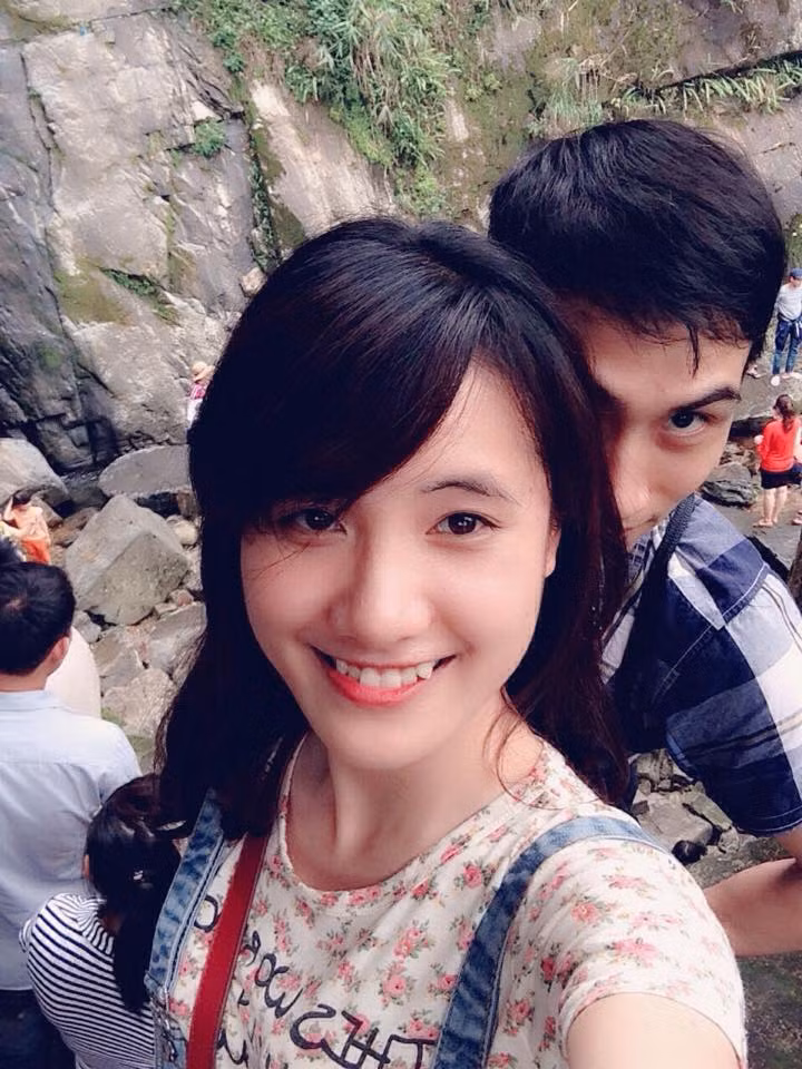 Trong kỳ thi đại học năm ngoái, Mỹ Linh đỗ vào hai trường, Học viện Cảnh sát Nhân dân với 25,5 điểm và Đại học Kinh tế - Đại học quốc gia Hà Nội với 24 điểm. Cô bạn đã quyết định lựa chọn theo đuổi đam mê, học trường Cảnh sát và đến giờ vẫn coi đó là lựa chọn rất đúng đắn.