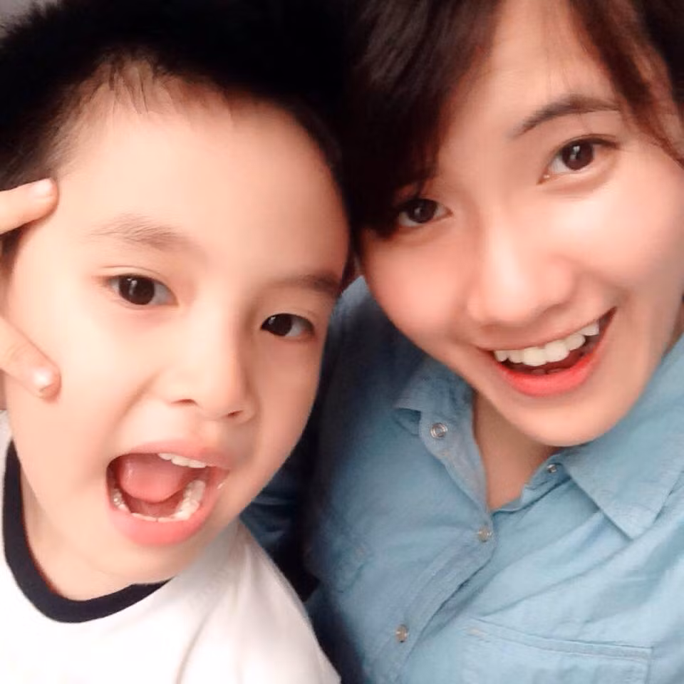 Ngoài học tập, rèn luyện ở trường cảnh sát, hễ có thời gian rảnh, Mỹ Linh lại tranh thủ thu xếp để trở về nhà. Là con cả trong gia đình hai chị em, Mỹ Linh rất yêu thương cậu em trai tinh nghịch của mình. Với Mỹ Linh, sau những ngày tháng học tập xa nhà, gia đình với cô thực sự là một thiên đường và đứa em kháu khỉnh chẳng khác nào một thiên thần đáng yêu.