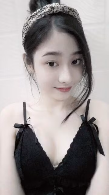 Nhờ nhan sắc, sức hấp dẫn khó cưỡng và tài kinh doanh... hot girl nội y đã trở thành bà chủ, độc lập về tài chính từ khi mới 18 tuổi.