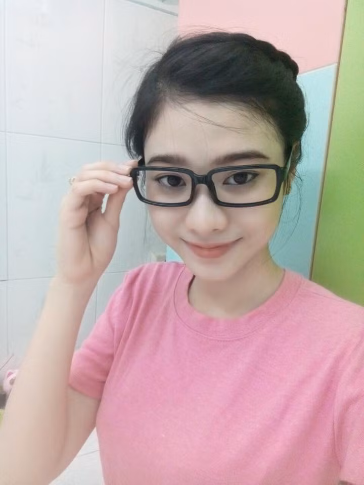 Bên cạnh những pô hình nội y nóng bỏng, ngoài đời Ngọc Sang cũng có nhiều khoảnh khắc thể hiện sự kín đáo, giản dị. Những bức ảnh của cô hot girl xinh đẹp rất hấp dẫn dân mạng và thường nhận số lượt like lớn.