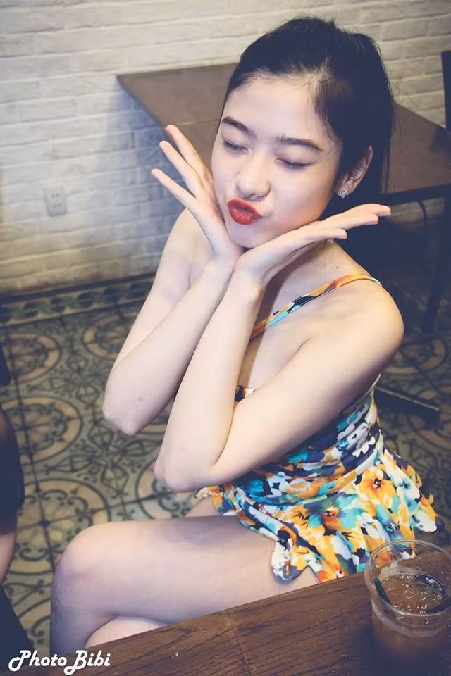 Ngắm kỹ phong cách của Ngọc Sang, có thể thấy cô nàng luôn "trung thành" với phong cách gợi cảm. Tuy nhiên, Ngọc Sang vẫn giữ lại những nét đẹp mang tính truyền thống, cổ điển như mái tóc dài, đen, tạo kiểu rất đơn giản.