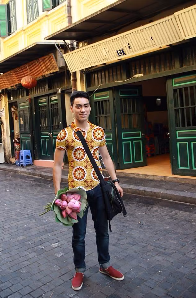 Chưa thể in những họa tiết này lên vải may áo, các bạn trẻ, những "con mọt Photoshop" cũng đã nghĩ ra những "chiêu thức" để đem chúng vào những bức ảnh, gợi cảm giác y như thật cho người xem. Chỉ cần nguyên liệu là một tấm hình họa tiết gạch hoa, cộng thêm vào thao tác trên máy tính, kết quả cho ra một bức ảnh rất thú vị như trên. Ảnh: Danh Sơn.