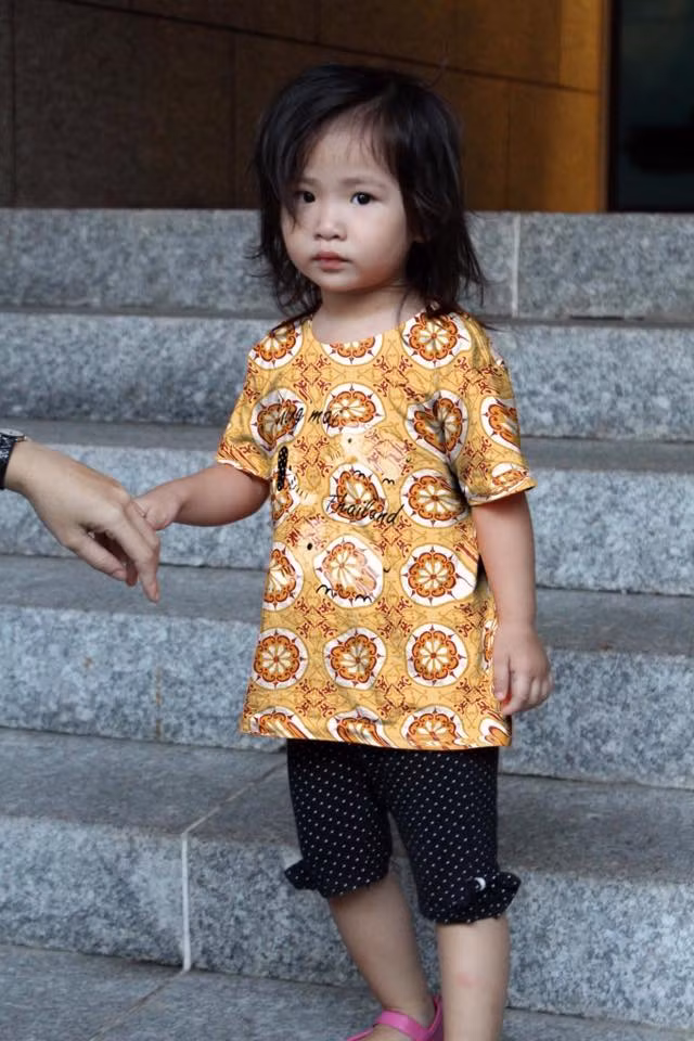 Hoa văn và màu sắc của gạch hoa huyền thoại theo nhiều bạn trẻ là vừa gợi cảm nhận về những ngày xưa cũ, vừa toát lên chút "sang chảnh", gợi liên tưởng về thời trang baroque hay floral vintage đang thịnh hành ở phương Tây. Ảnh: Quang Lê.