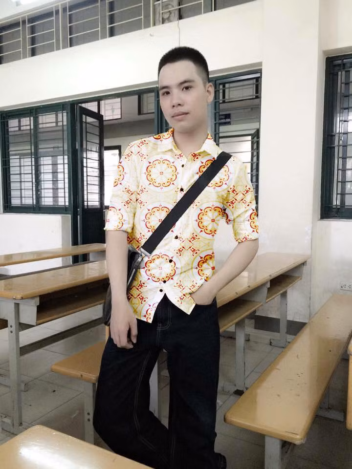 Nhưng điều thú vị nhất là mà những họa tiết gạch hoa huyền thoại này mang lại chính là sự hồi tưởng và gợi nhắc kỷ niệm. Họa tiết gạch hoa này gần như xuất hiện trong mọi ngôi nhà trong khoảng thời gian những năm 1995-1999, gắn liền với tuổi thơ của nhiều bạn trẻ. Ảnh: Văn Minh.