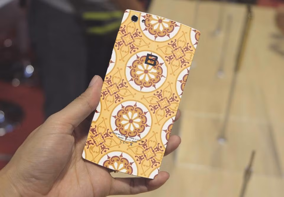 Hình ảnh chiếc điện thoại Bphone với phần đế lưng mang họa tiết gạch hoa huyền thoại thực sự hấp dẫn nhiều bạn trẻ. Số đông cho rằng nếu có loại ốp lưng này thật thì chắc chắn nó sẽ đắt hàng, hấp dẫn nhiều người.