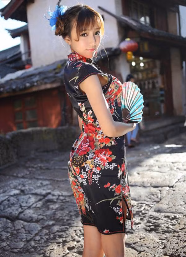 Thân hình nuột nà và vẻ đẹp biến hóa lúc quyến rũ, gợi cảm, khi lại thật thuần khiết, nhẹ nhàng là thứ "vũ khí" lợi hại của Vương Hinh Dao trên đường chinh phục giới trẻ Trung Quốc.