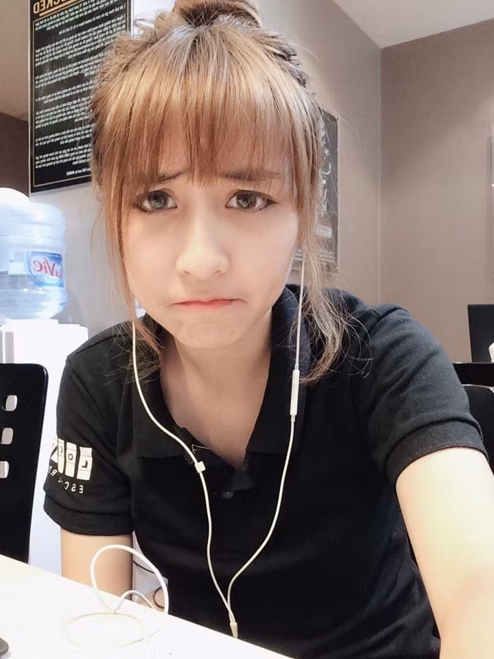 Sau bức ảnh cô " hot girl phát tờ rơi" gây sốt mạng với gần 10 nghìn lượt thích, nhân vật chính được rất nhiều bạn trẻ, dân mạng quan tâm và tìm kiếm thông tin. Nhân vật chính đã lộ diện, tên Đào Thu Trang, một 9X ở Hà Nội cảm thấy ngỡ ngàng khi bất ngờ được nhiều người quan tâm.