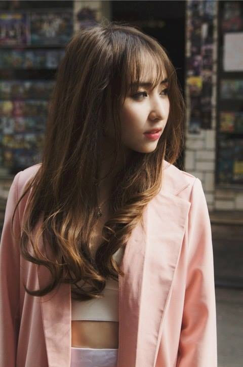 Thu Trang cho biết, dù có chút thích thú với phản ứng của dân mạng, nhưng cô bạn lại thấy mình không hợp với biệt danh, cách gọi "hot girl phát tờ rơi" mà mọi người dành cho mình.