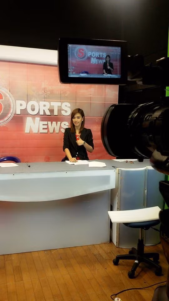 Không chỉ là phóng viên tác nghiệp tại hiện trường, Eaint Darli Linn còn thường xuyên góp mặt trong các chương trình bản tin thể thao với vai trò MC, người dẫn chương trình.