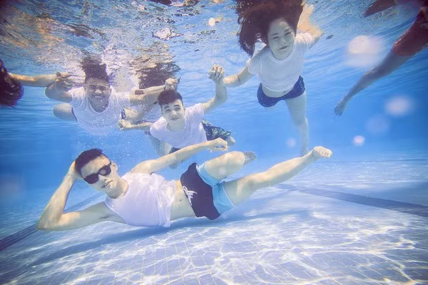 Kiểu chụp ảnh kỷ yếu ở bể bơi, chụp ảnh dưới nước là một ý tưởng hết sức độc đáo và thú vị, nhưng các teen, học sinh cuối cấp cũng nên đầu tư, suy nghĩ kỹ lưỡng hơn cho phần dàn dựng, để tạo ra được những tấm hình vừa đẹp, tự nhiên, vừa không vô tình tạo ra những sự phản cảm không đáng có với người xem.