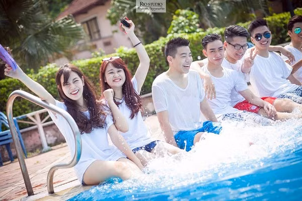 Tuy nhiên đây lại được xem là những tấm hình kỷ yếu thú vị, các học sinh mặc áo phông, quần đùi gần giống như đồng phục và cũng có nhiều khoảnh khắc "bá đạo" bên nhau.