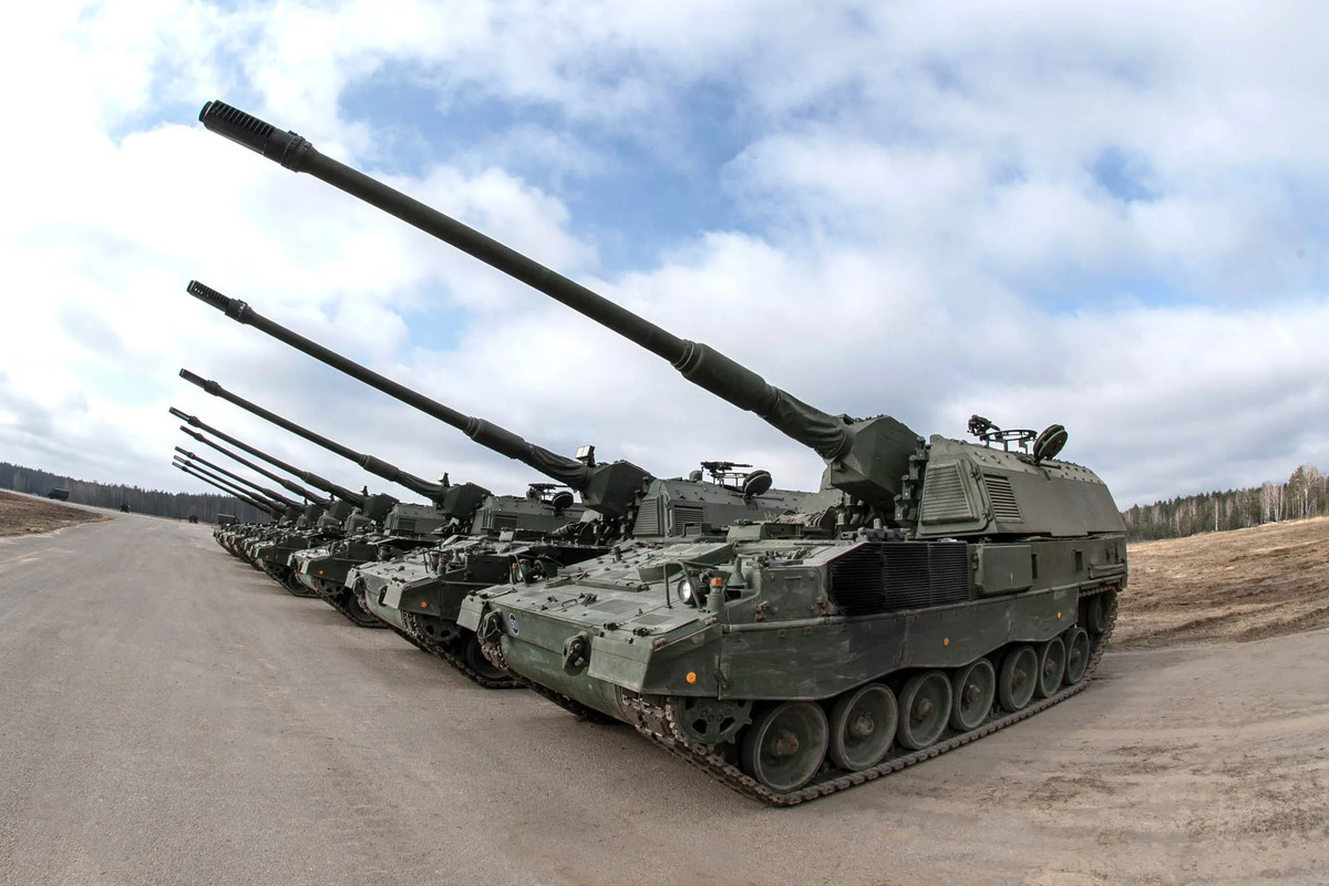 Panzerhaubitze 2000, tên viết tắt PzH 2000, là pháo tự hành có cỡ nòng 155mm được 2 tập đoàn công nghiệp quốc phòng Krauss-Maffei Wegmann và Rheinmetall chế tạo, đưa vào sản xuất cho quân đội Đức từ năm 1998.