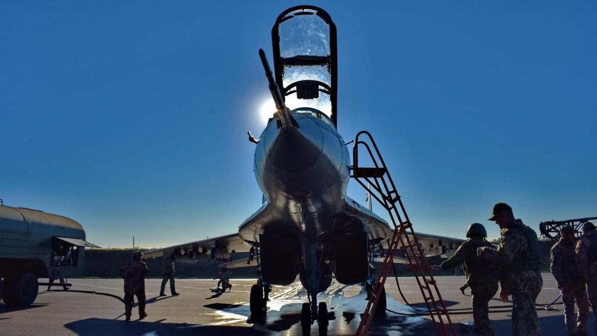 Tạp chí Quốc phòng Ukraine cho biết, lực lượng không quân đã phải tích hợp tên lửa với một máy tính bảng điện tử bổ sung trong buồng lái, thiết kế một hệ thống thứ cấp hoàn toàn độc lập với hệ thống điện tử trong thân máy bay để khai thác sử dụng các vũ khí phương Tây.