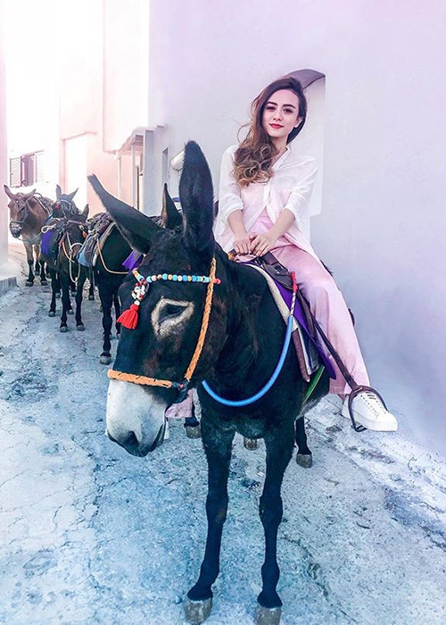 Dylan Sahara sinh năm 1992. Cô là MC, diễn viên, người mẫu xinh đẹp ở Indonesia.