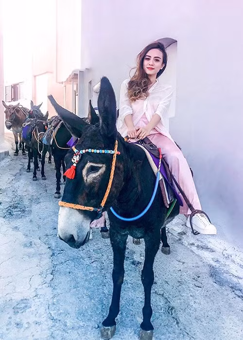 Dylan Sahara sinh năm 1992. Cô là MC, diễn viên, người mẫu xinh đẹp ở Indonesia.