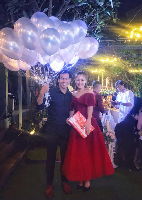 Vợ chồng Lan Ngọc - Thanh Bình cũng đến chúc mừng vợ chồng Trương Nam Thành.