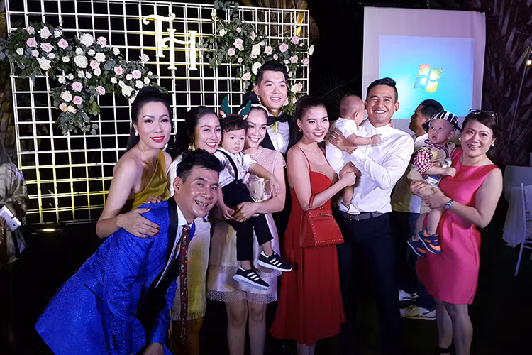 Theo Thế giới trẻ, một người bạn tiết lộ Trương Nam Thành bí mật tổ chức tiệc cưới tại Sài Gòn và giữ kín hình ảnh bà xã vì ngại những lời bàn tán về tuổi tác giữa hai vợ chồng, làm ảnh hưởng tới vợ.