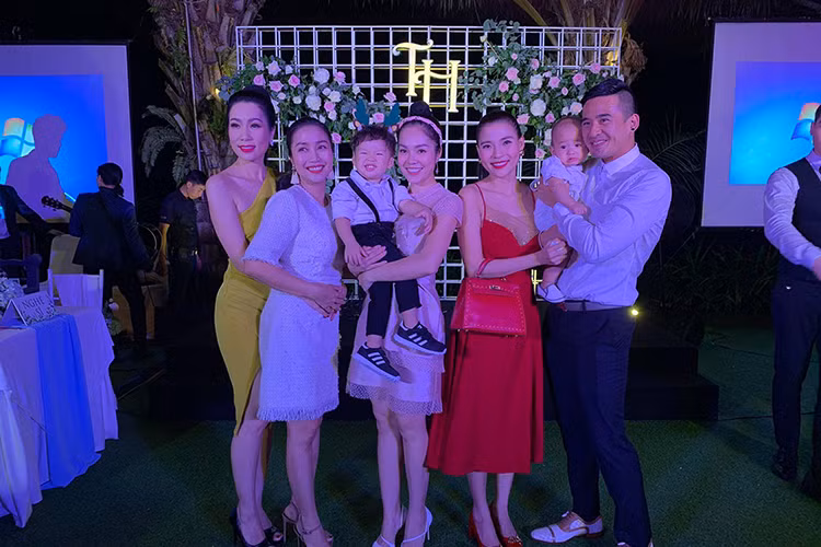 Diễn viên Trịnh Kim Chi, Dương Cẩm Lynh, MC Ốc Thanh Vân, vợ chồng Thúy Diễm đều dự tiệc cưới của Trương Nam Thành.