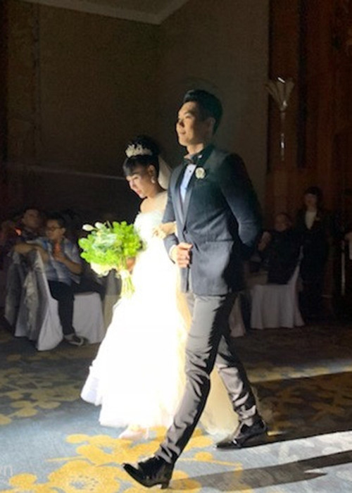 Hình ảnh hiếm hoi của Trương Nam Thành bên bà xã trong đám cưới tại Hà Nội được chia sẻ. Ảnh: Zing