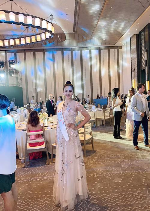 Đến nay, thành tích tốt nhất của đại diện Việt Nam tại Hoa hậu Thế giới là top 11 - Lan Khuê ở mùa giải năm 2015. Nhiều người mong ở chặng nước rút, Tiểu Vy sẽ bứt phá, tiếp nối thành công của người tiền nhiệm.