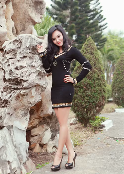 Vợ của Long Nhật tên Vũ Thị Kim Ngân. Cô từng lọt top 10 cuộc thi Người đẹp Hải Phòng năm 1994. Ảnh: Đất Việt