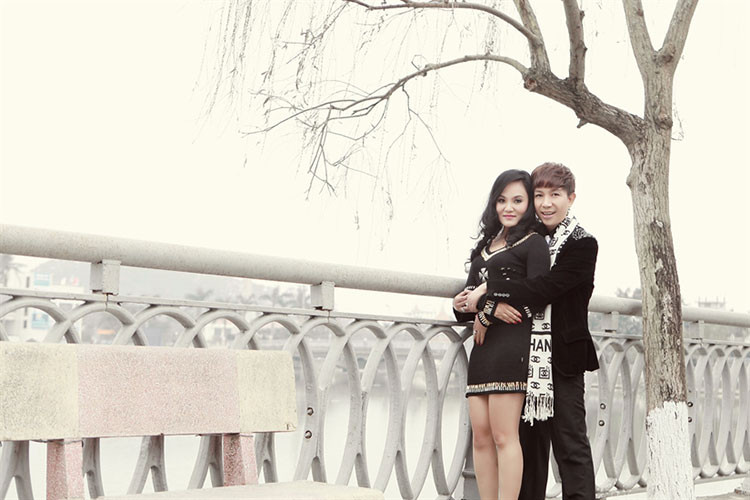 Năm 1998, Long Nhật và vợ quen nhau khi anh đến trường của cô biểu diễn. Ảnh: Đất Việt