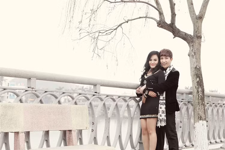 Năm 1998, Long Nhật và vợ quen nhau khi anh đến trường của cô biểu diễn. Ảnh: Đất Việt