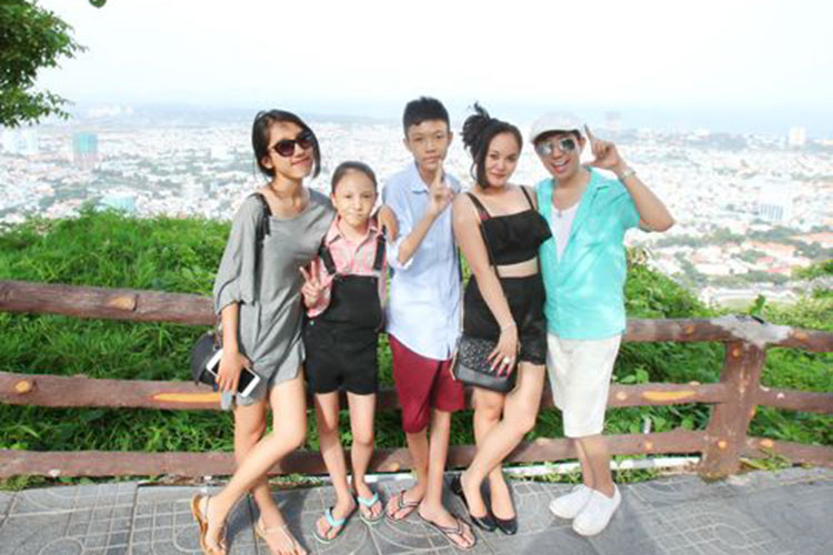 Long Nhật hiện dành nhiều thời gian quan tâm đến gia đình. Ảnh: Saostar