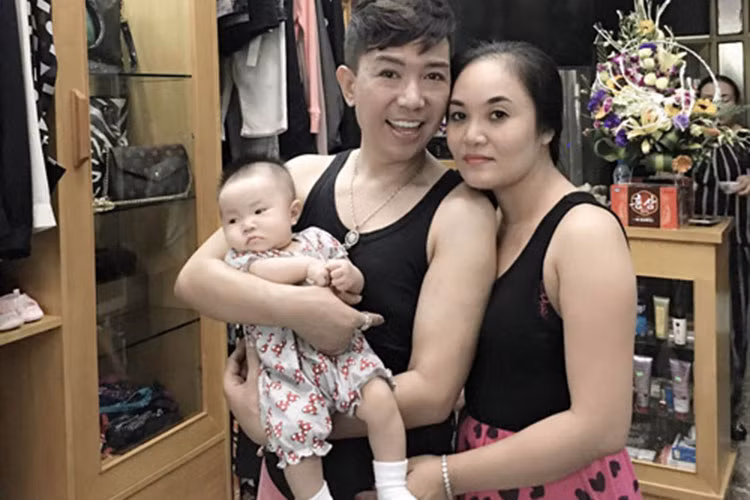 Long Nhật khẳng định anh may mắn khi lấy được người vợ hiểu, cảm thông và chia sẻ với công việc của một người nghệ sĩ. Ảnh: Dân Việt