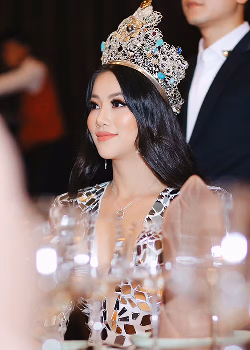 Chỉ mới đăng quang Hoa hậu Trái đất, Phương Khánh chưa để lại nhiều dấu ấn trong vai trò mới. Hoạt động của cô chỉ mới dừng lại ở chuyến về thăm trường. Điều đáng nói hơn, lùm xùm vô ơn, mua giải lại khiến độ hot của Phương Khánh đang dần đi xuống.