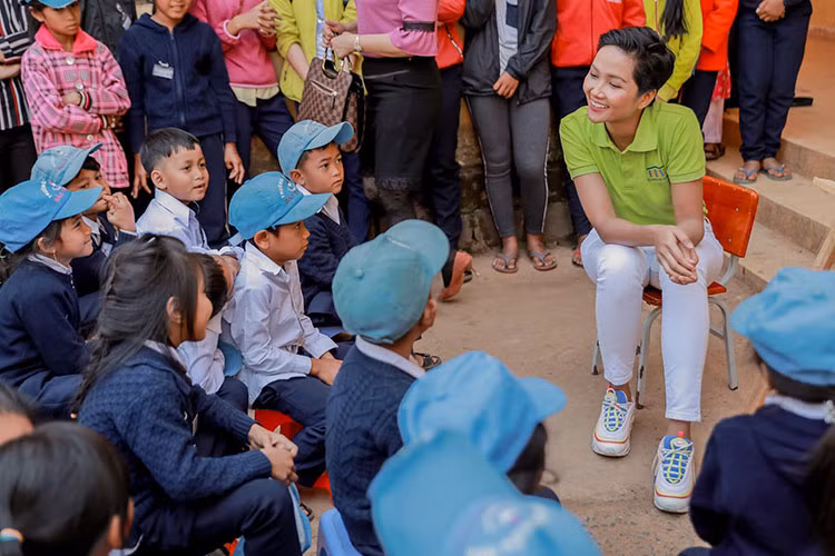 Tháng 1/2018, H'hen Niê giành vương miện Hoa hậu Hoàn vũ Việt Nam 2017. Ngay sau đêm đăng quang, cô trở thành cái tên được tìm kiếm bởi vẻ đẹp khác biệt cùng câu chuyện về một gái dân tộc Ê-Đê đầy nghị lực vượt khó.