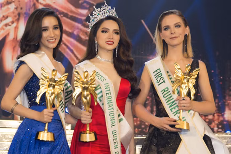 Ngoài H'hen Niê, Hương Giang Idol cũng nổi bật lên trong dàn mỹ nhân Việt năm 2018 khi giành danh hiệu Hoa hậu Chuyển giới Quốc tế 2018.