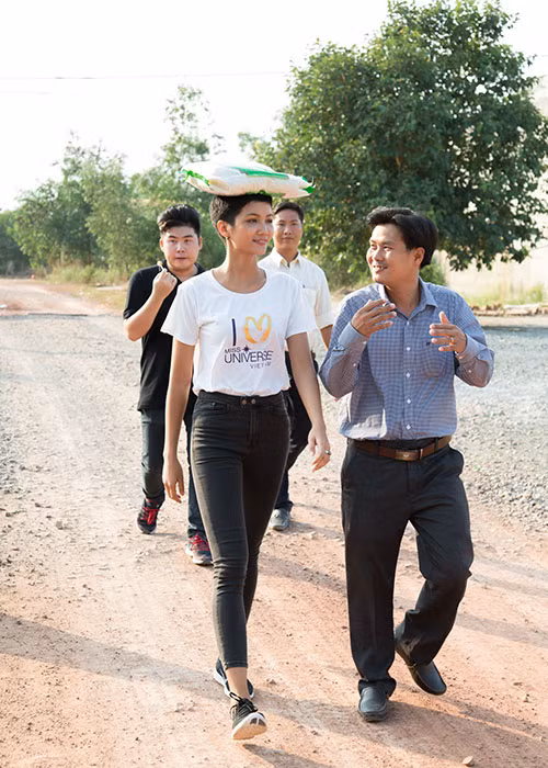 Luôn hết mình trong các hoạt động từ thiện, mang tính chất cộng đồng, H'hen Niê đã giúp các chương trình mà cô tham gia có sức lan tỏa mạnh mẽ. Đây được xem là thành công lớn của người đẹp đến từ Đắk Lắk trong năm 2018.