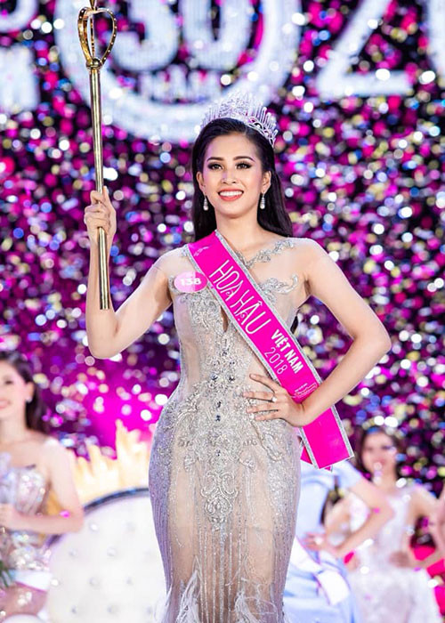 Năm 2018 cũng được xem năm thành công của Trần Tiểu Vy. Tháng 9/2018, người đẹp sinh năm 2000 giành vương miện Hoa hậu Việt Nam. Trước đó, Tiểu Vy chưa từng tham gia cuộc thi nhan sắc nào cũng như không phải là cái tên hot trên mạng xã hội.