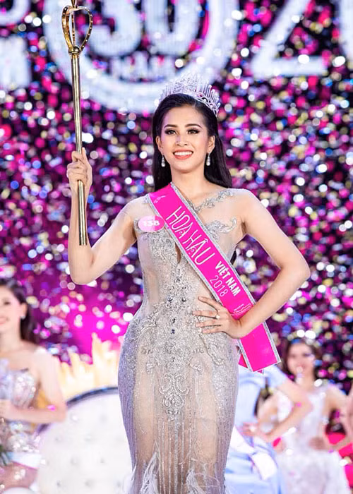 Năm 2018 cũng được xem năm thành công của Trần Tiểu Vy. Tháng 9/2018, người đẹp sinh năm 2000 giành vương miện Hoa hậu Việt Nam. Trước đó, Tiểu Vy chưa từng tham gia cuộc thi nhan sắc nào cũng như không phải là cái tên hot trên mạng xã hội.