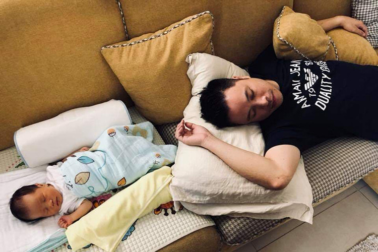 Khoảnh khắc đáng yêu của ông xã Đinh Ngọc Diệp ngủ trưa cùng con trai.