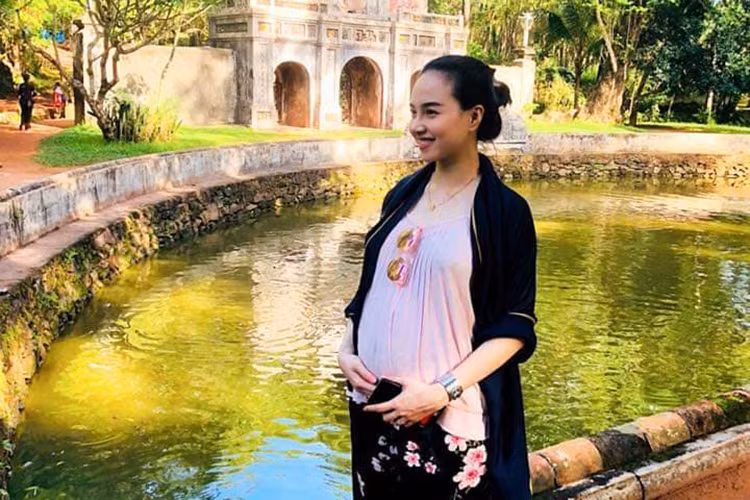 Ở những tháng cuối thai kỳ, Đinh Ngọc Diệp vẫn giữ được nhan sắc mặn mà.