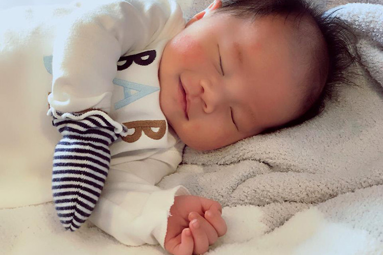 Con trai của Đinh Ngọc Diệp càng lớn càng kháu khỉnh.