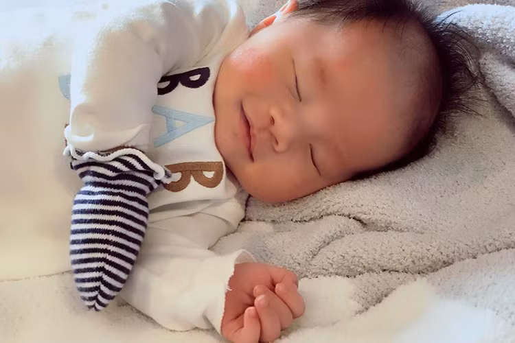 Con trai của Đinh Ngọc Diệp càng lớn càng kháu khỉnh.