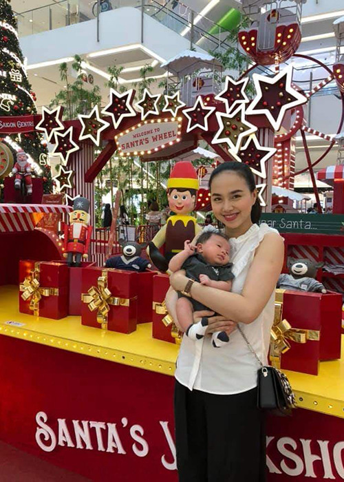 Hình ảnh bé Đông Quân được bố mẹ đưa đi đón Giáng sinh sớm.