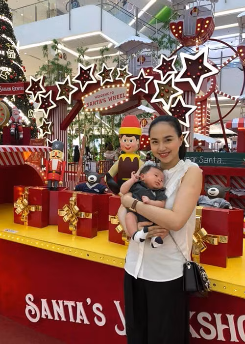 Hình ảnh bé Đông Quân được bố mẹ đưa đi đón Giáng sinh sớm.