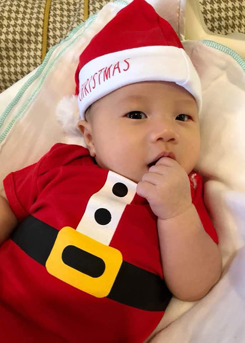 Hình ảnh bé Đông Quân đáng yêu trong bộ trang phục ông già Noel.