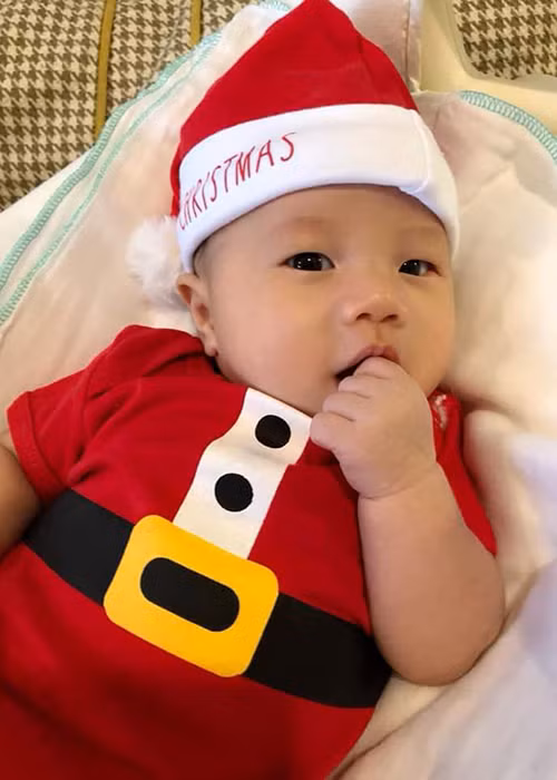 Hình ảnh bé Đông Quân đáng yêu trong bộ trang phục ông già Noel.