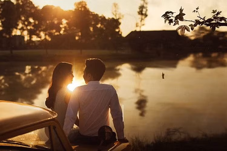 Vợ sắp cưới của Lê Hiếu được cho là chính là cô gái ngồi bên nam ca sĩ trong bức ảnh nền cho bài hát của anh cách đây không lâu.