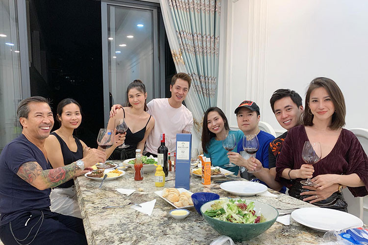 Lê Hiếu và vợ sắp cưới trông xứng đôi vừa lứa. Được biết, cả hai đã hẹn hò được 1 năm rồi quyết định tiến tới hôn nhân.