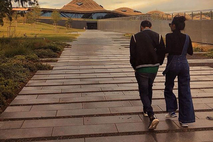 Hồi tháng 6/2018, trên trang cá nhân Instagram, Lê Hiếu đăng tải hình ảnh bên một cô gái giấu mặt. Thời điểm đó, một số fan đã đặt nghi vấn đây là bạn gái của nam ca sĩ.