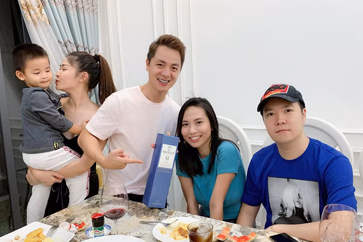 Cô gái sắp lấy Lê Hiếu dù không hoạt động nghệ thuật nhưng sở hữu nhan sắc không kém một hot girl.